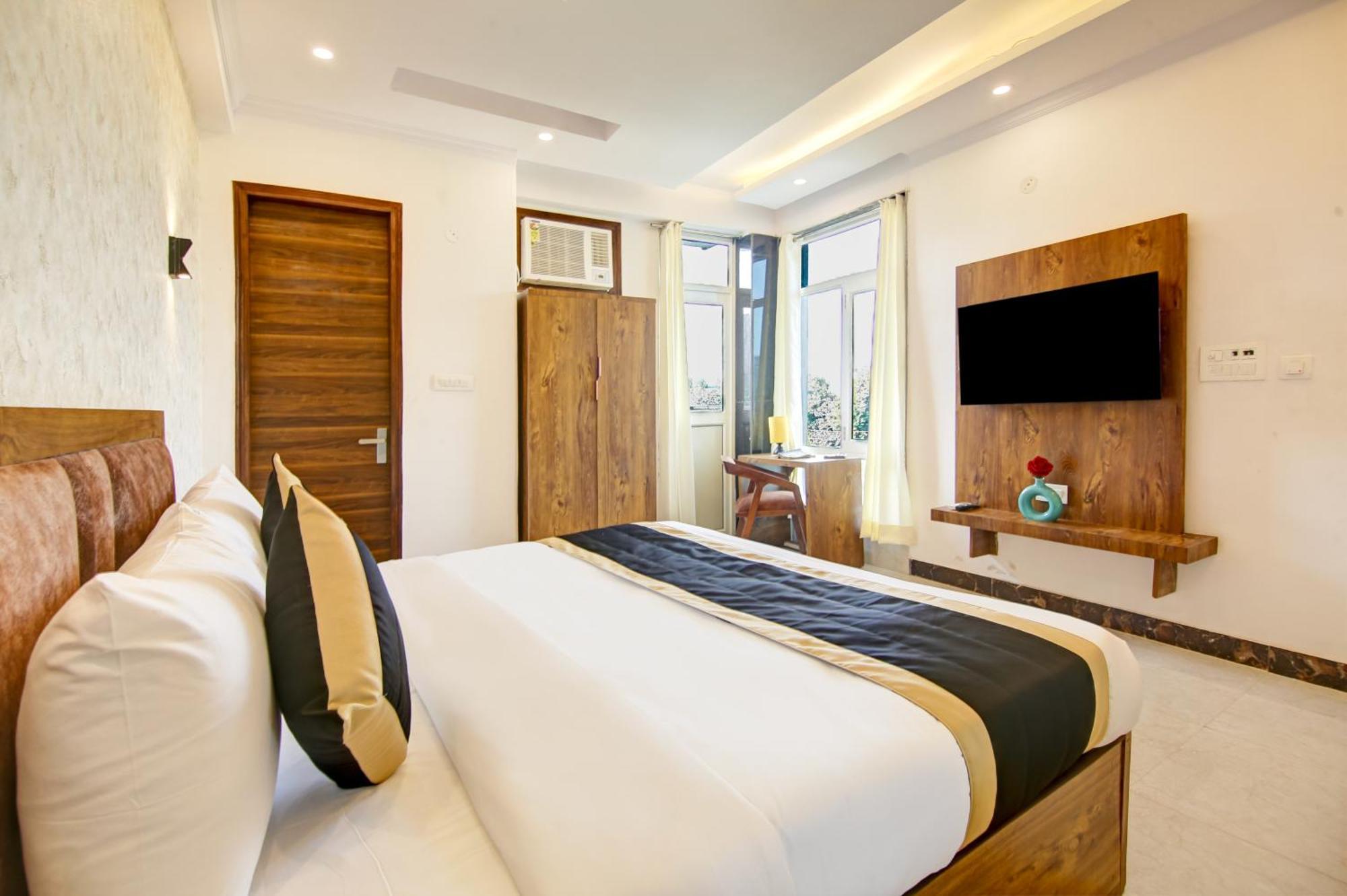 Hotel The Emporio Grand Near Vaishali Metro Station Ghaziabad Exterior photo